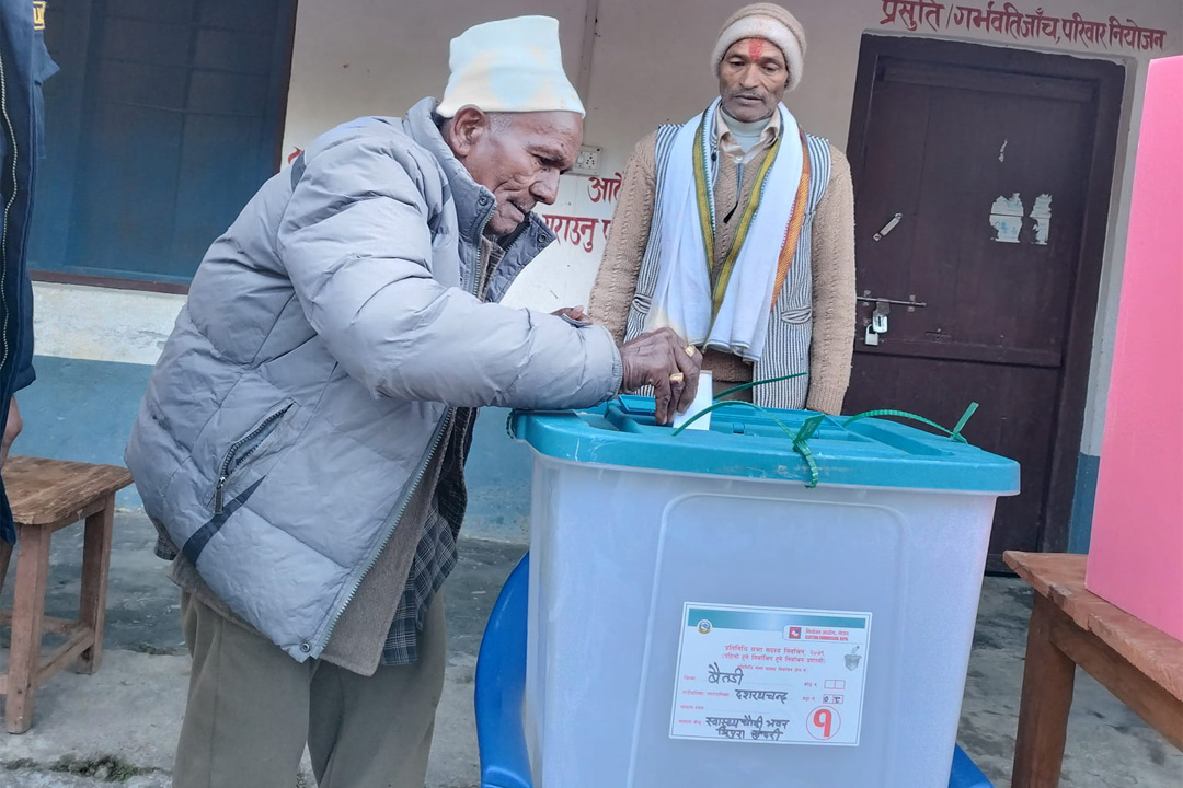 बैतडीमा ८४ बर्षीय वृद्धले गरे मतदान 